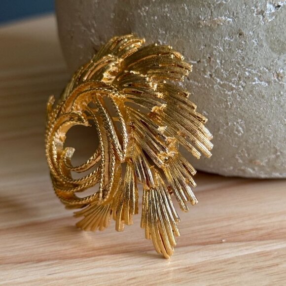 Vintage Lisner Swirl Brooch Gold Tone Textured & Brushed - Picture 3 of 8